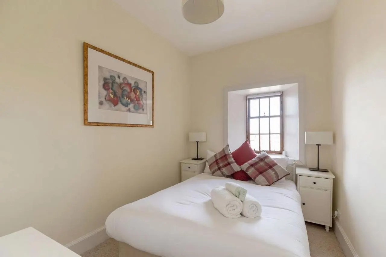 Stunning Panoramic Views: Heart Of The Royal Mile Apartment Edinburgh