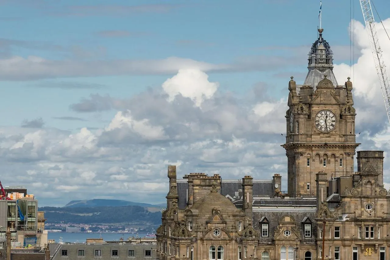 Stunning Panoramic Views: Heart Of The Royal Mile Apartment Edinburgh 0*,